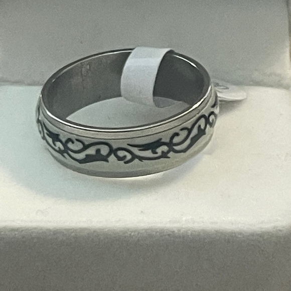 Men’s sexy stainless steel ring size 10.5 cool Black & White design. NWT NEW! - Picture 2 of 2